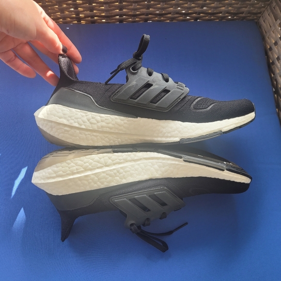 Adidas women's Ultraboost 22 running shoes black and white size 9 - Picture 5 of 7